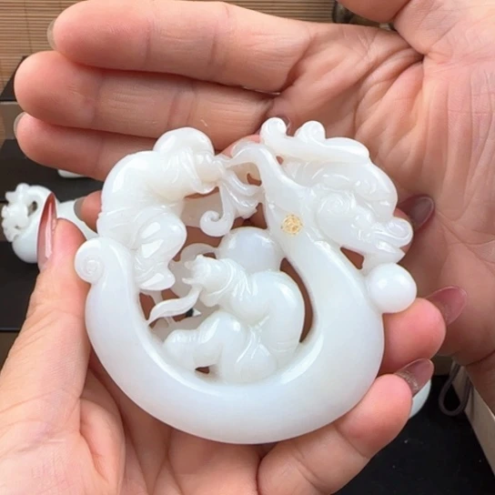 颈饰未镶嵌和田玉（糖玉）