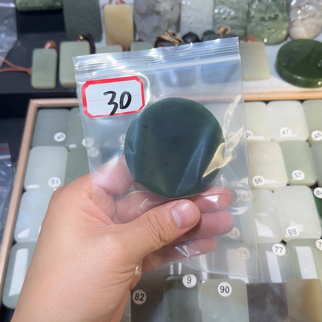 依***彪和田玉未镶嵌颈饰