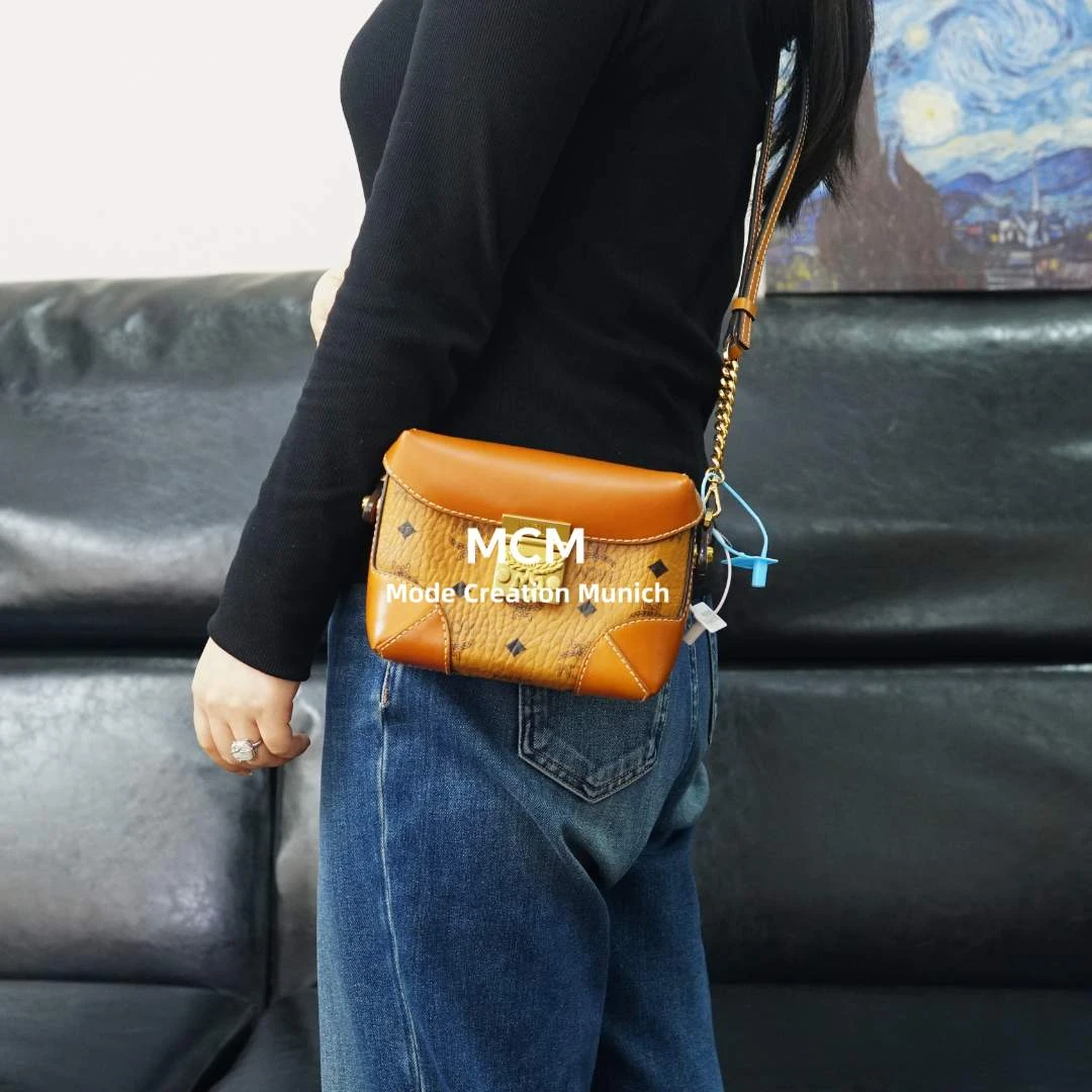 95新 MCM 干邑色盒子翻盖斜跨包/SD02722037/2037