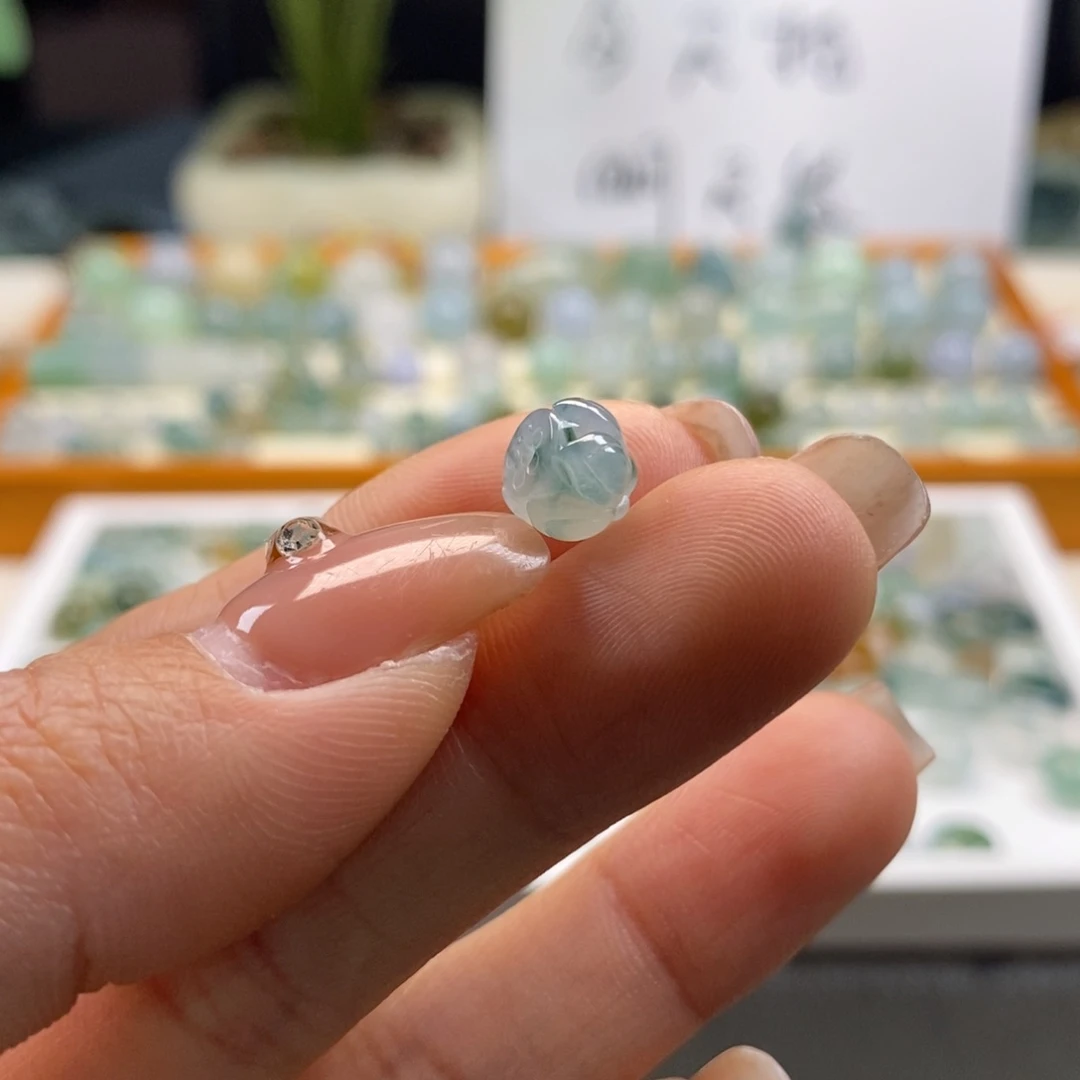 翡翠散珠天然翡翠飘花莲花珠7.6×6.5，有小内纹