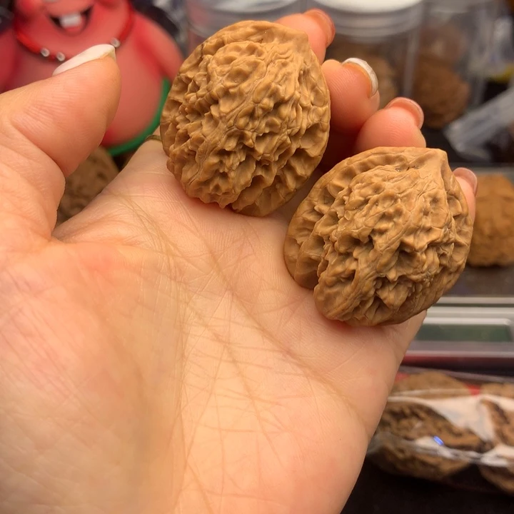 文玩核桃吊坠虎头