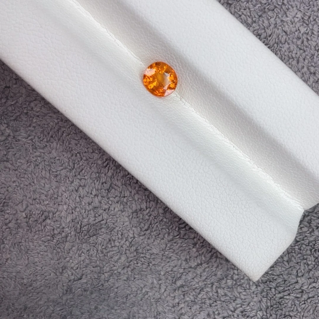 石榴石（芬达石）裸石未镶嵌垚*@1.15Ct。