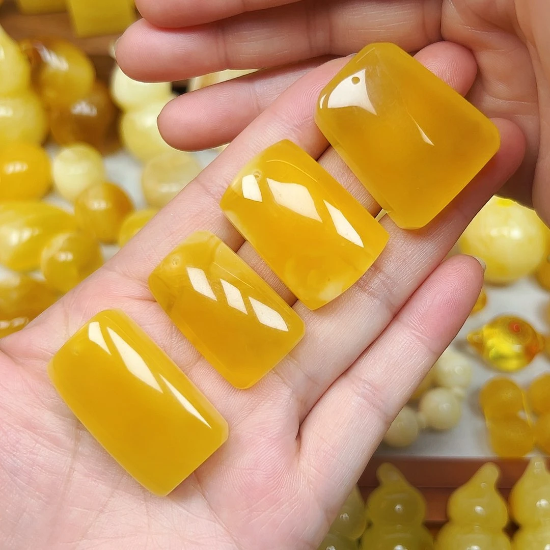 蜜蜡未镶嵌珠宝奇石蜜蜡小方牌发其中之一
