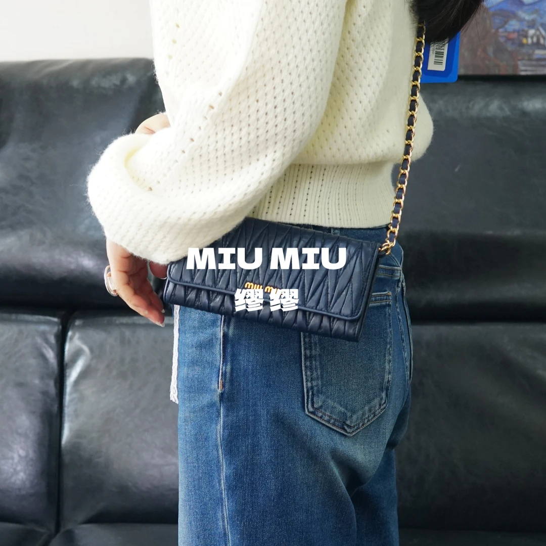 95新 MIU MIU/缪缪 miumiu/蓝色褶皱斜挎包/WJ03407260/7260