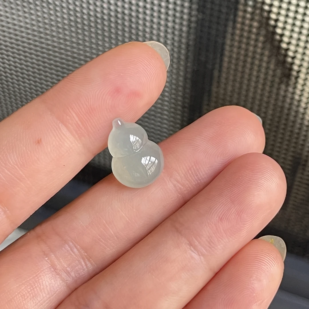 天然缅甸翡翠白冰葫芦，尺寸14.8-10.6-5.6mm