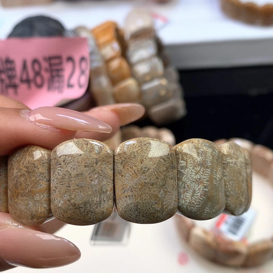 【闪购商品】颈饰未镶嵌硅化珊瑚（珊瑚玉）兔*朵