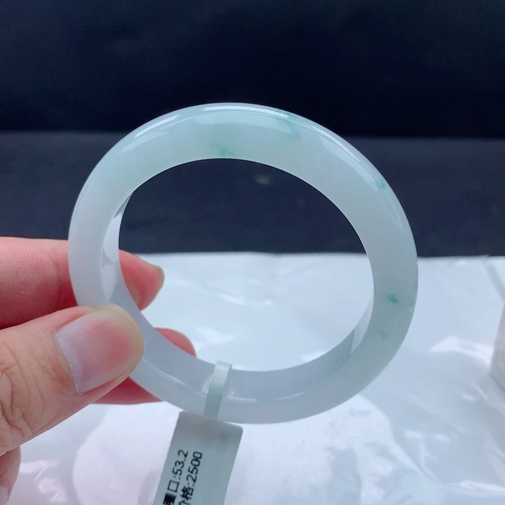 翡翠手镯未镶嵌53飘花