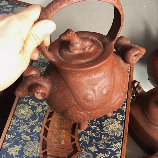 茶壶紫砂原矿泥料手工制作的一把紫砂壶。