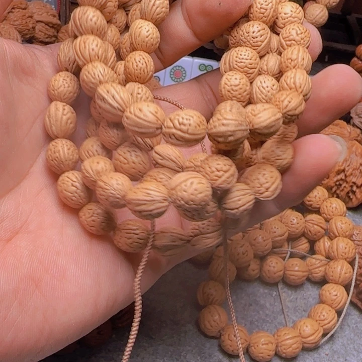 鱼*的2025303野生桃核脖挂金豆一条