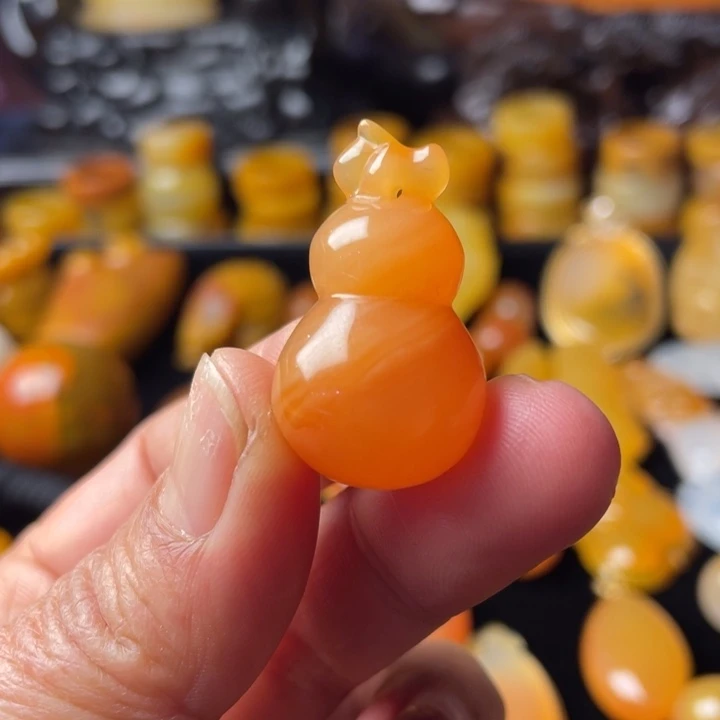 未镶嵌石英质玉（黄龙玉）颈饰