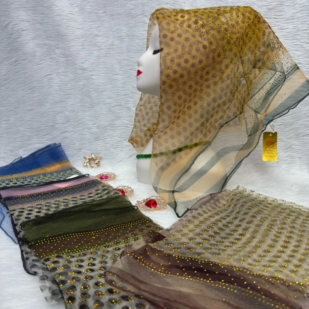 كۆزلۈك ئۇششاق تەڭگە گۈللۈك ھىلىلە 带钻小点点泡泡纱方巾百搭