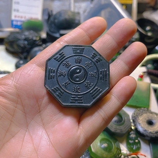 蛇纹石玉颈饰未镶嵌大**糖