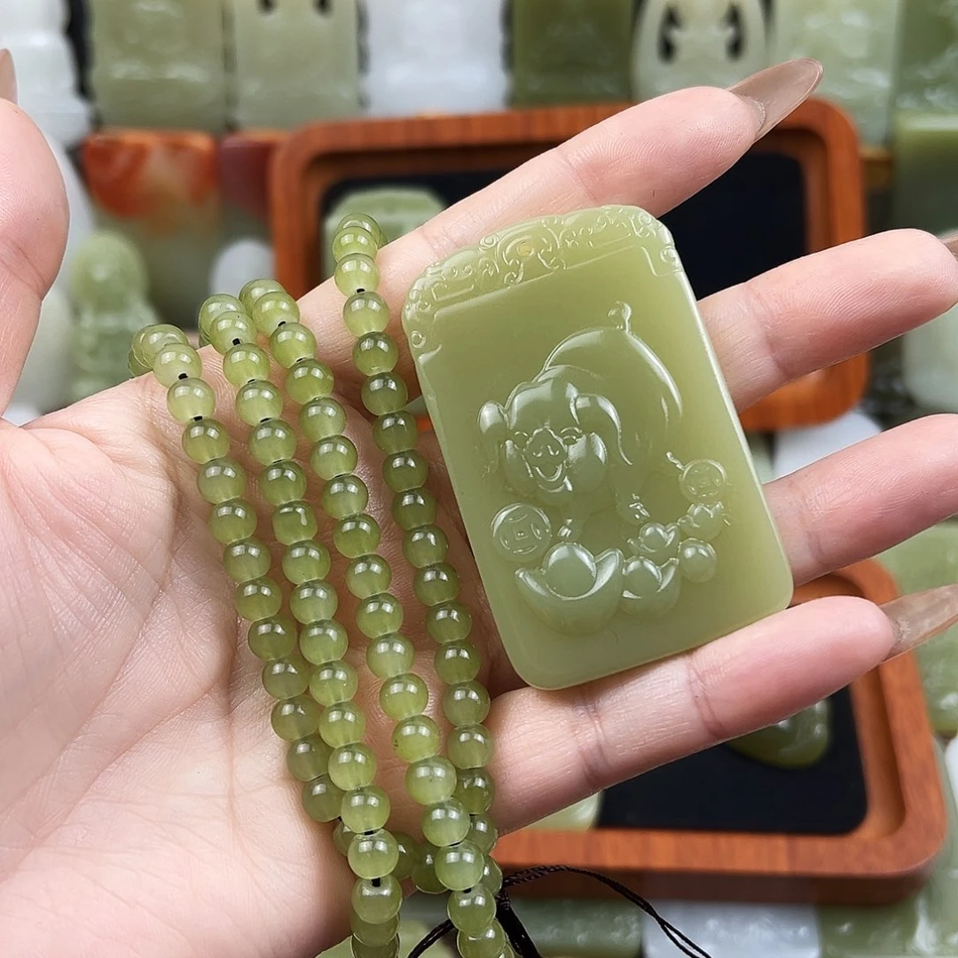 菠菜绿生肖猪吊坠
