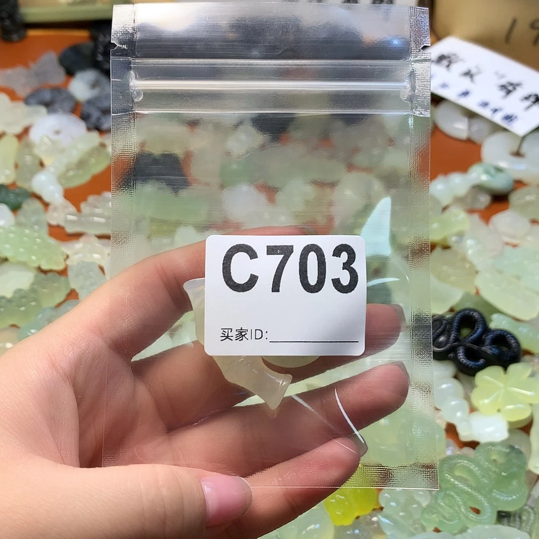 蛇纹石玉颈饰合金莫****）