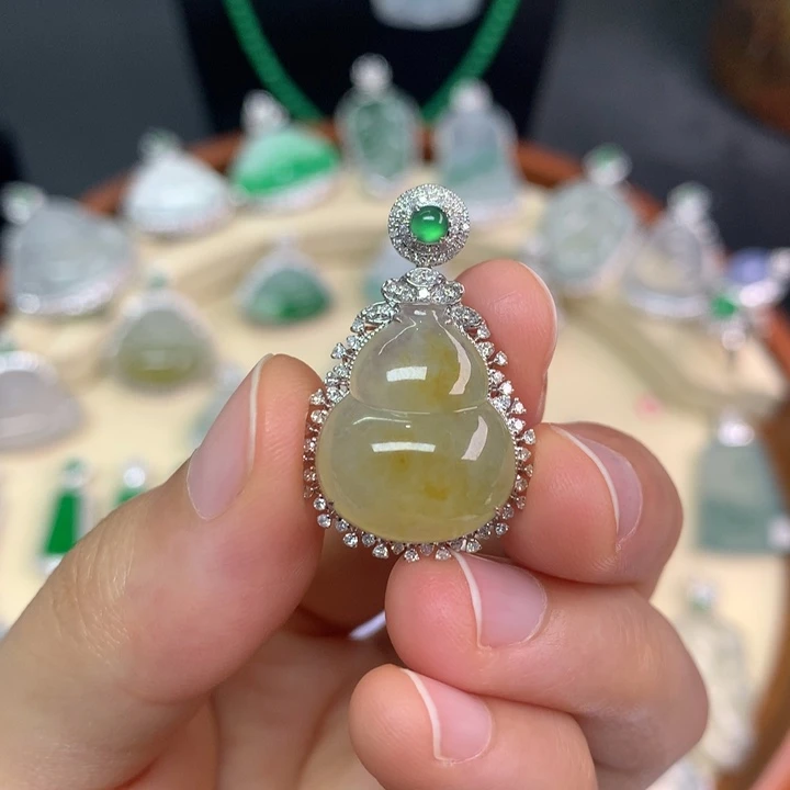 颈饰18K金镶嵌翡翠翡翠