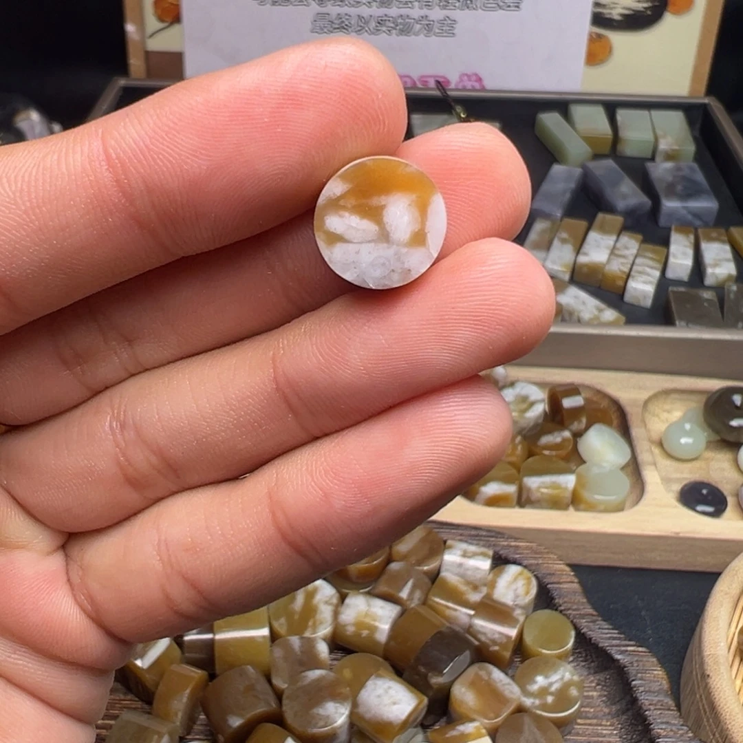 和田玉（糖玉）未镶嵌珠宝奇石圆牌福利