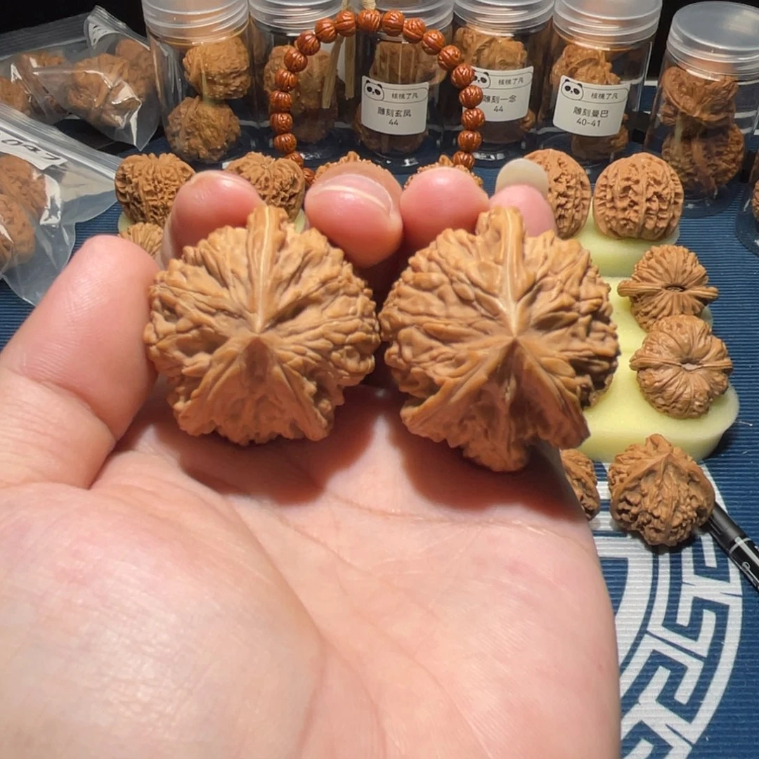 王***胡文玩核桃吊坠文山三棱全品