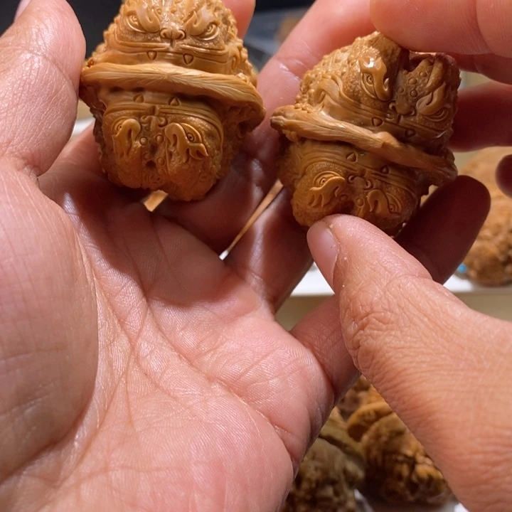 是***耶文玩核桃把件纯手工雕刻文玩核桃