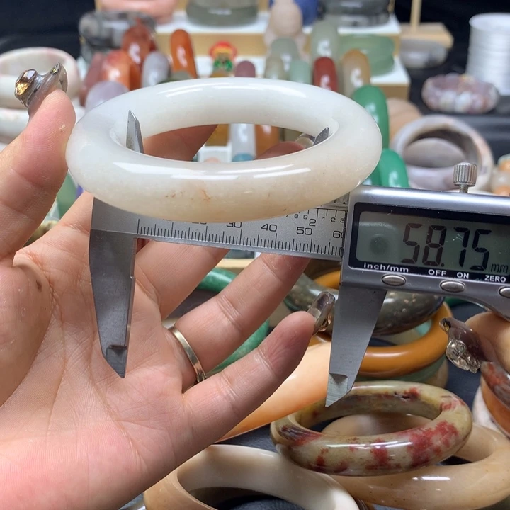 未镶嵌手镯石英质玉