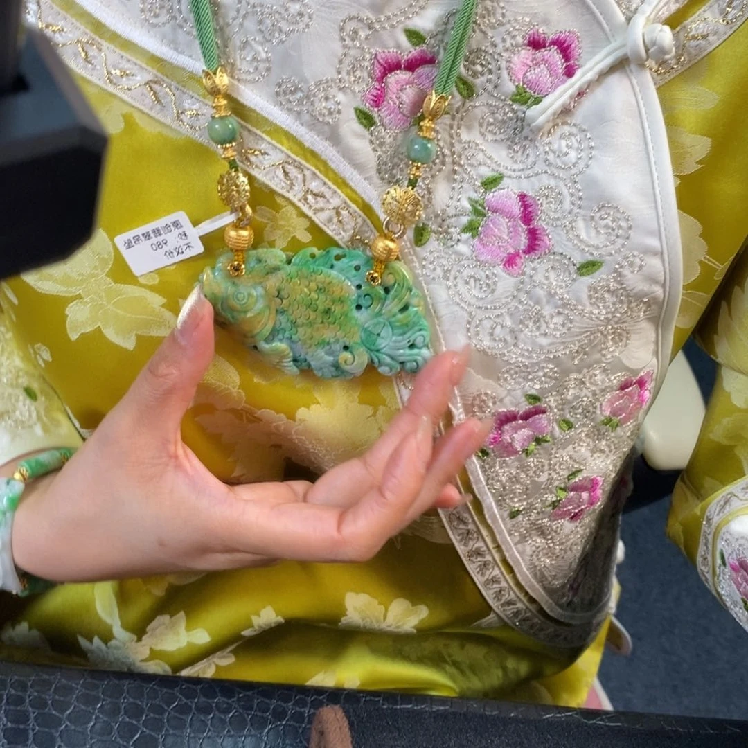 翡翠颈饰未镶嵌吊坠