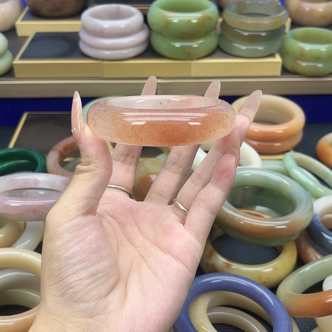 石英质玉手镯未镶嵌?