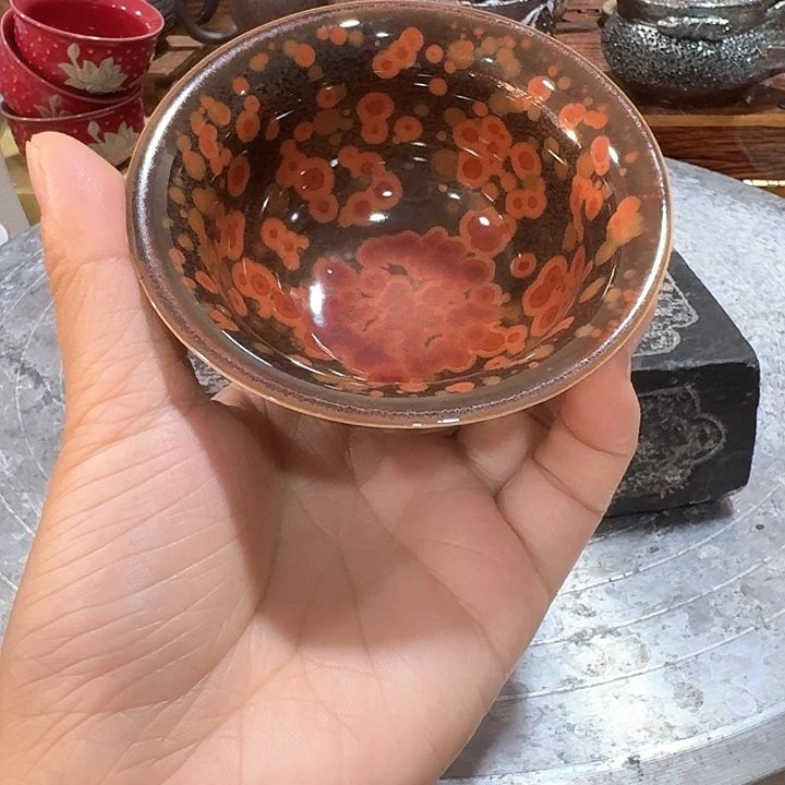 主人杯一个，瓷。。。品茗瓷