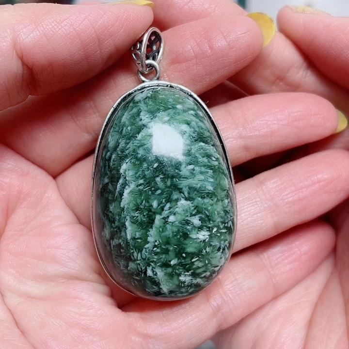 嫵***透闪石-蛇纹石玉银S925镶嵌颈饰