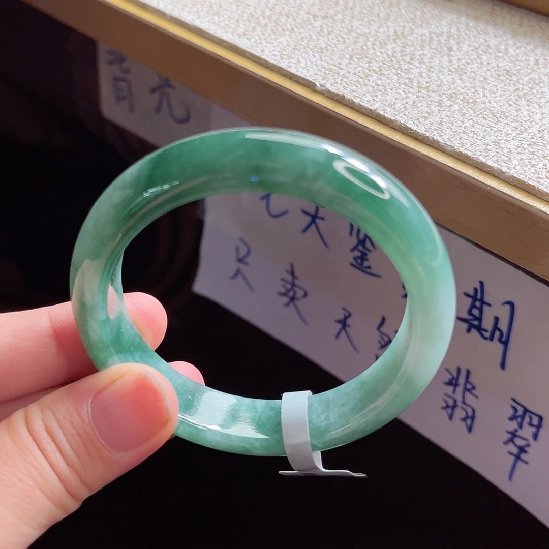 翡翠手镯未镶嵌手镯