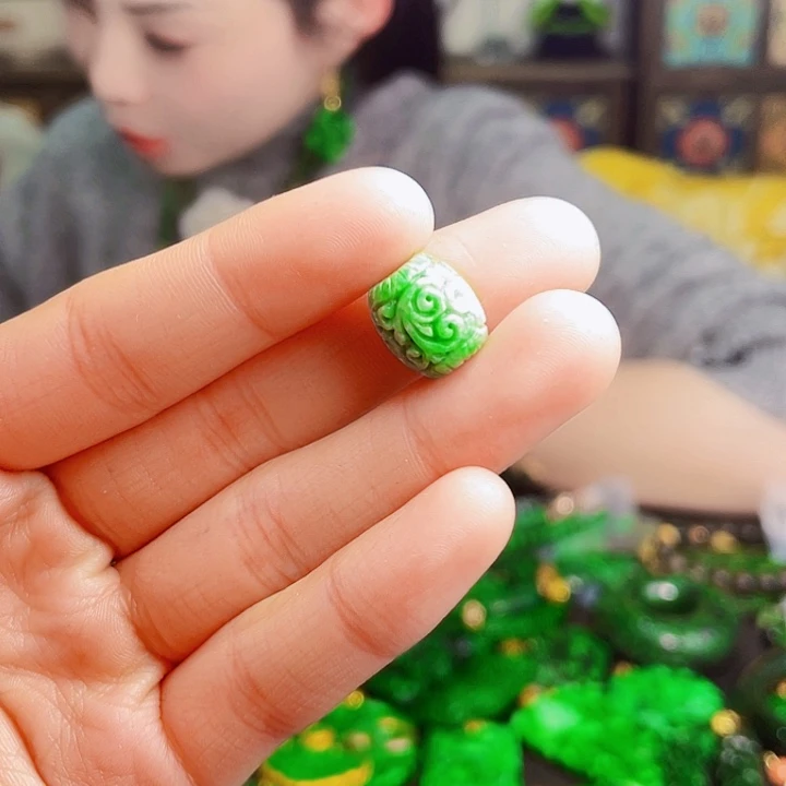 翡翠未镶嵌颈饰多样性