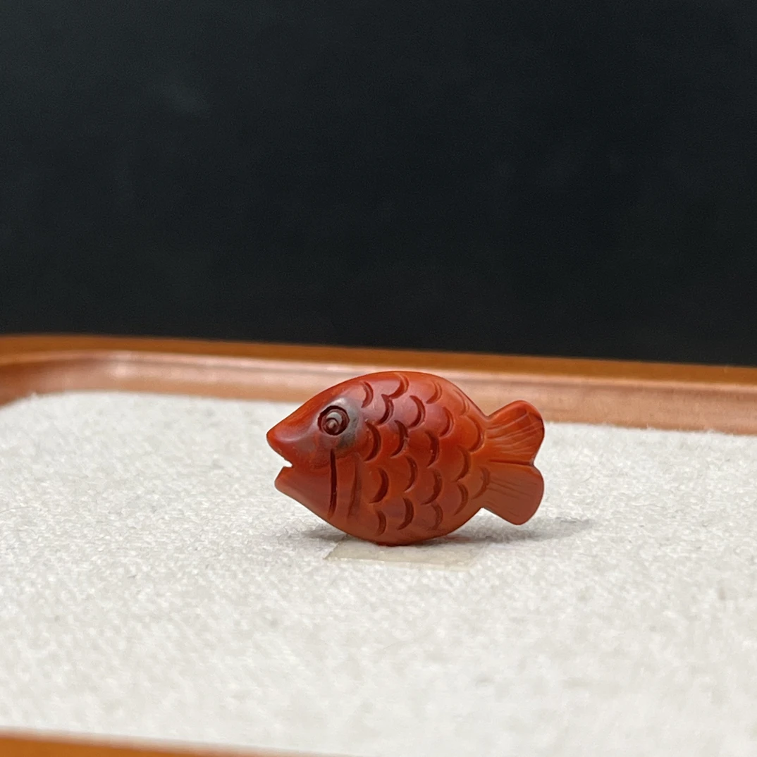 天然原矿瓦西南红雕刻福鱼打孔发货尺寸约7X12X19.5毫米AC1052