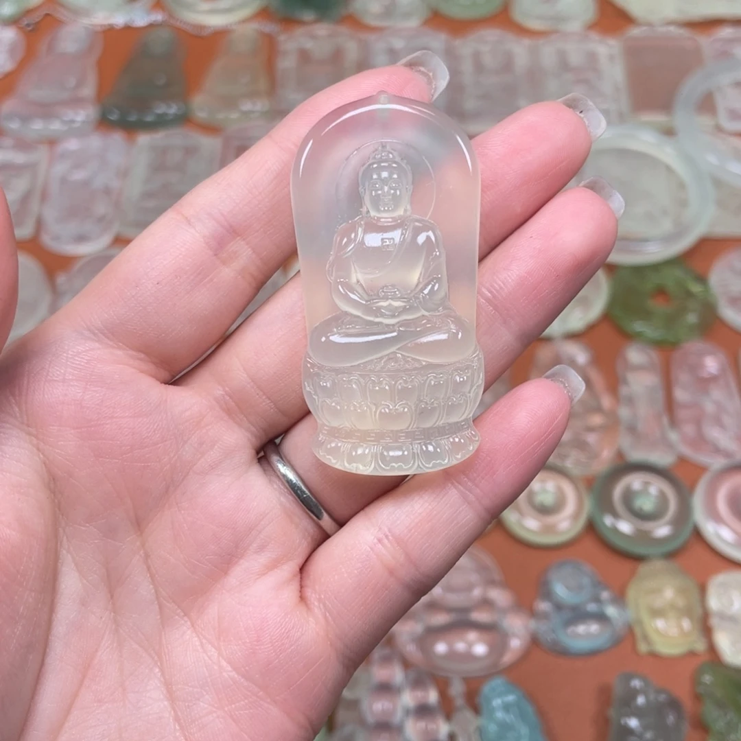 于***郁蛇纹石玉未镶嵌颈饰