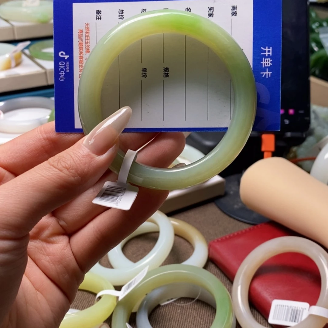 【闪购商品】和田玉手镯未镶嵌静*?