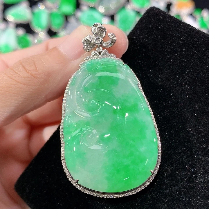 翡翠18K金镶嵌颈饰