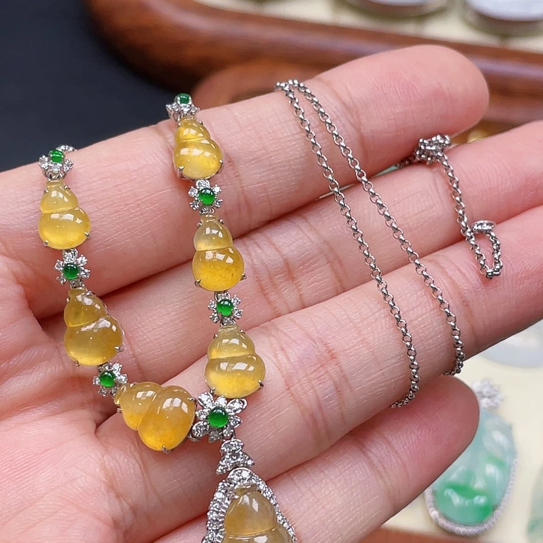 翡翠18K金镶嵌颈饰冰黄翡葫芦