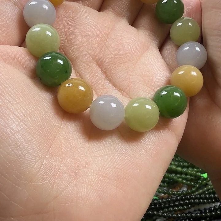 四***月和田玉未镶嵌手链