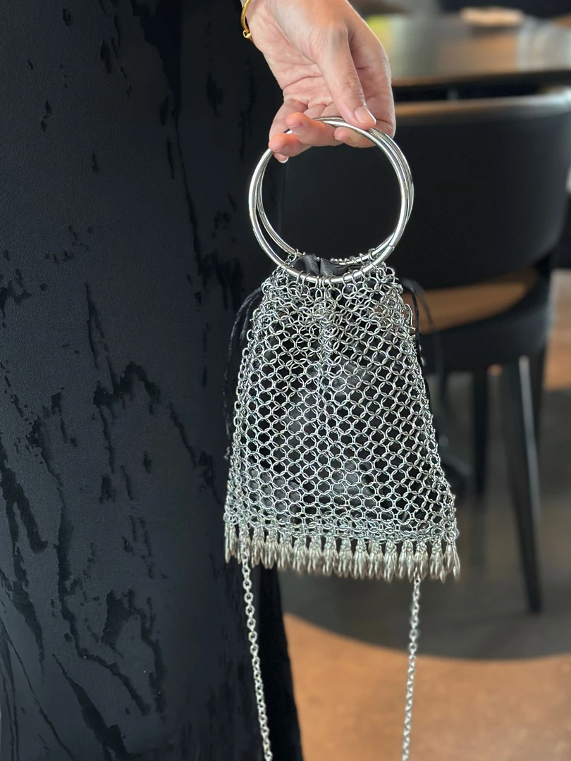 高级感小众金属流苏吊坠手工艺编织锁子亮片包闪闪珠片包斜挎女包