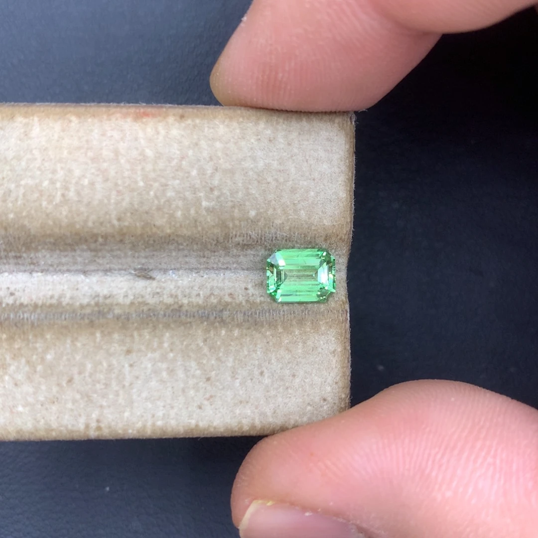 未镶嵌裸石石榴石（沙弗莱）1.04ct