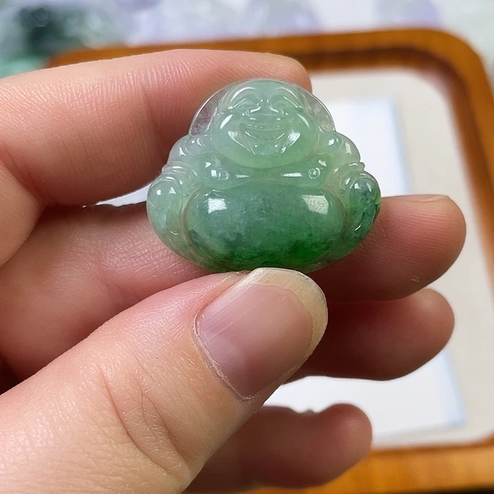 魏***莱翡翠未镶嵌颈饰佛公