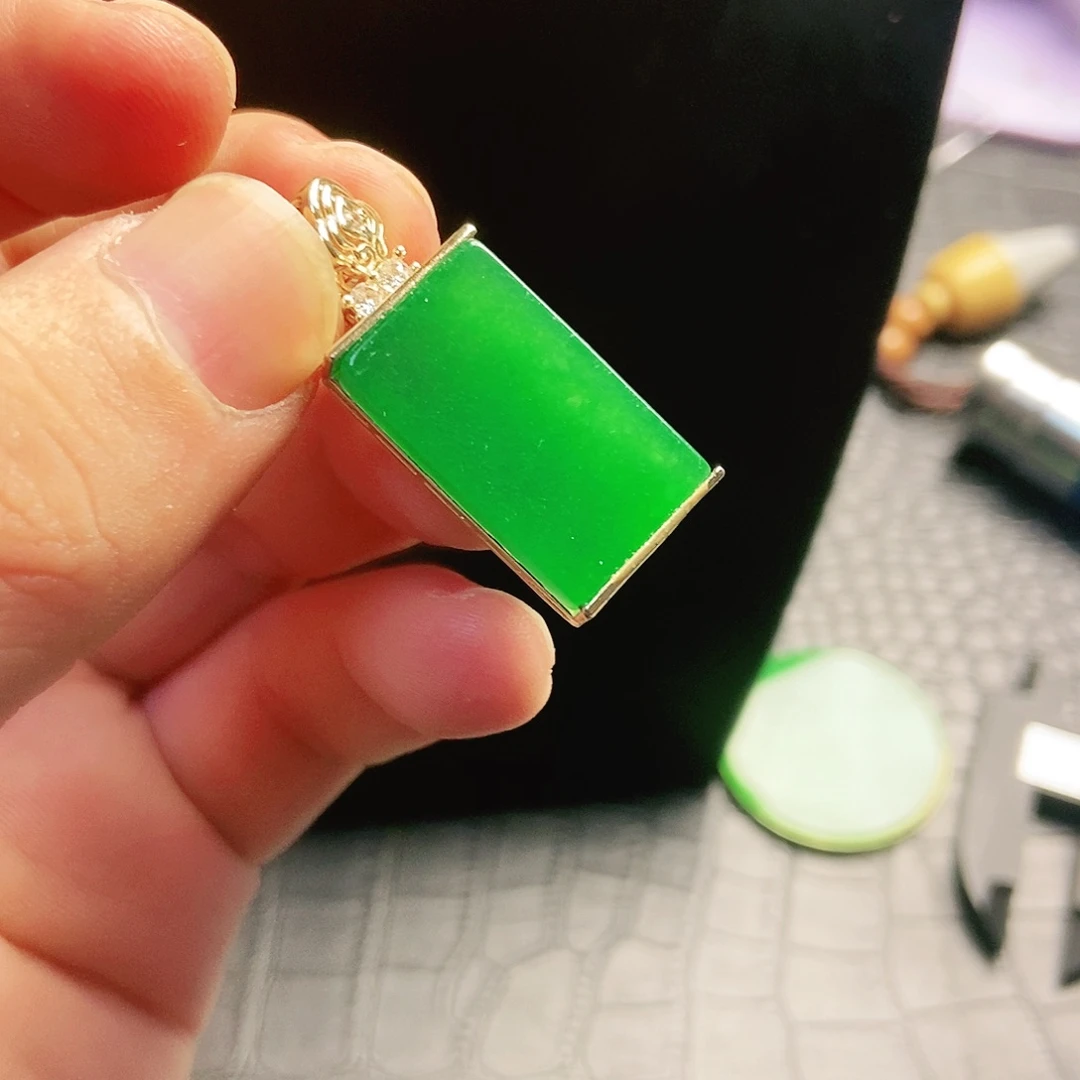 颈饰14K金镶嵌翡翠