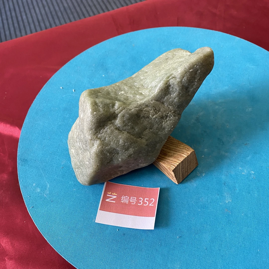现货新疆玉料原石发一件编号352