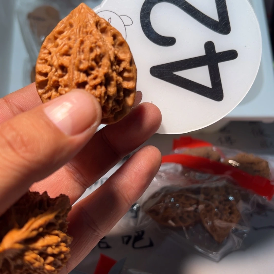 珍***劲文玩核桃，白色42号