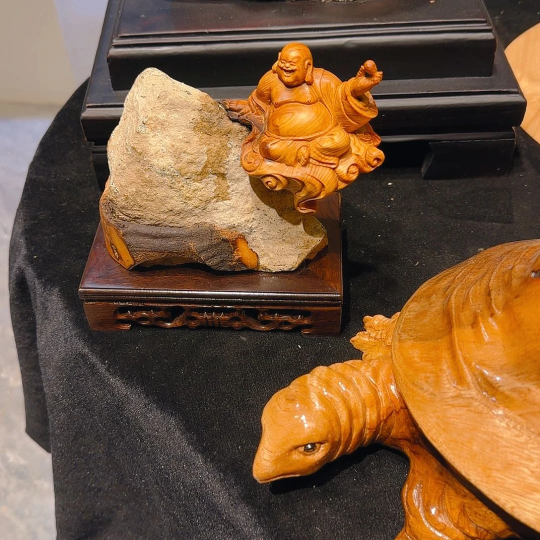 o***l崖柏抱石弥勒佛摆件