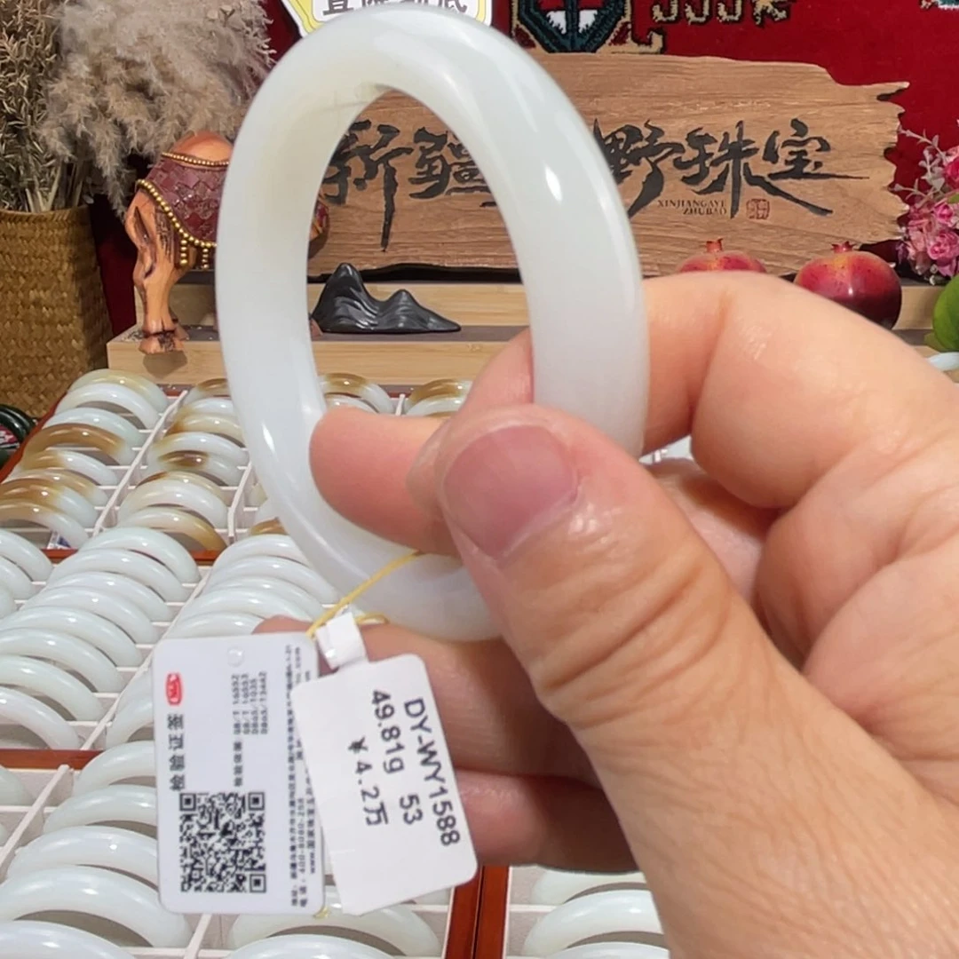 未镶嵌手镯和田玉天然羊脂级且末优雅老料