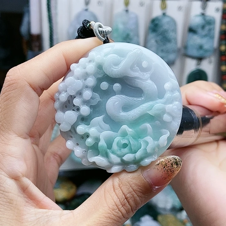 颈饰足铂镶嵌翡翠翡翠