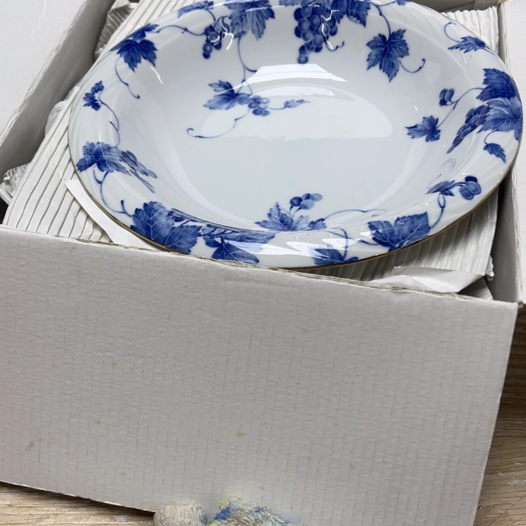 瓷片旧*堂密密麻麻地写着