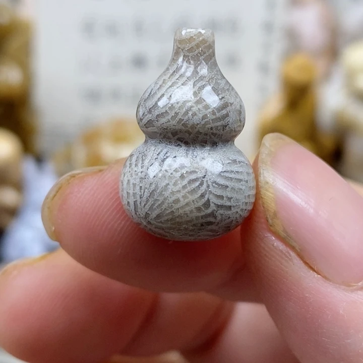 颈饰未镶嵌硅化珊瑚（珊瑚玉）有瑕 小 没打孔