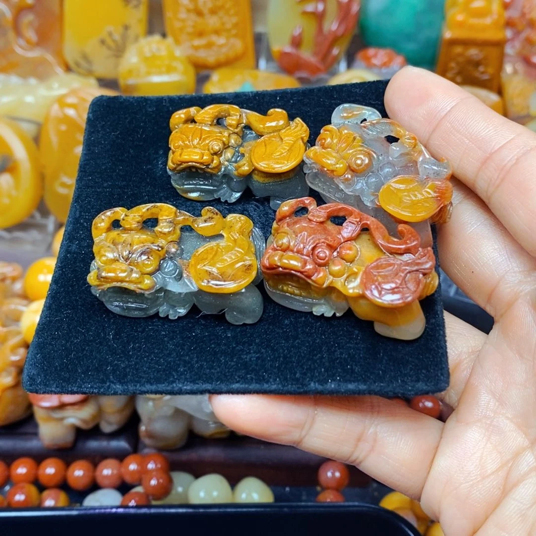 未镶嵌石英质玉（黄龙玉）颈饰