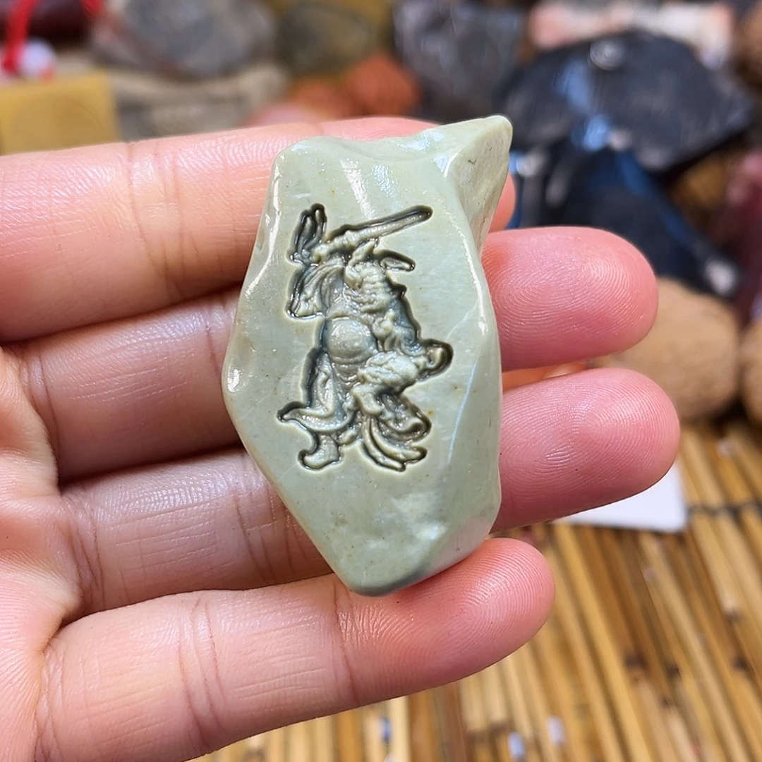 新疆原石雕刻手把件
