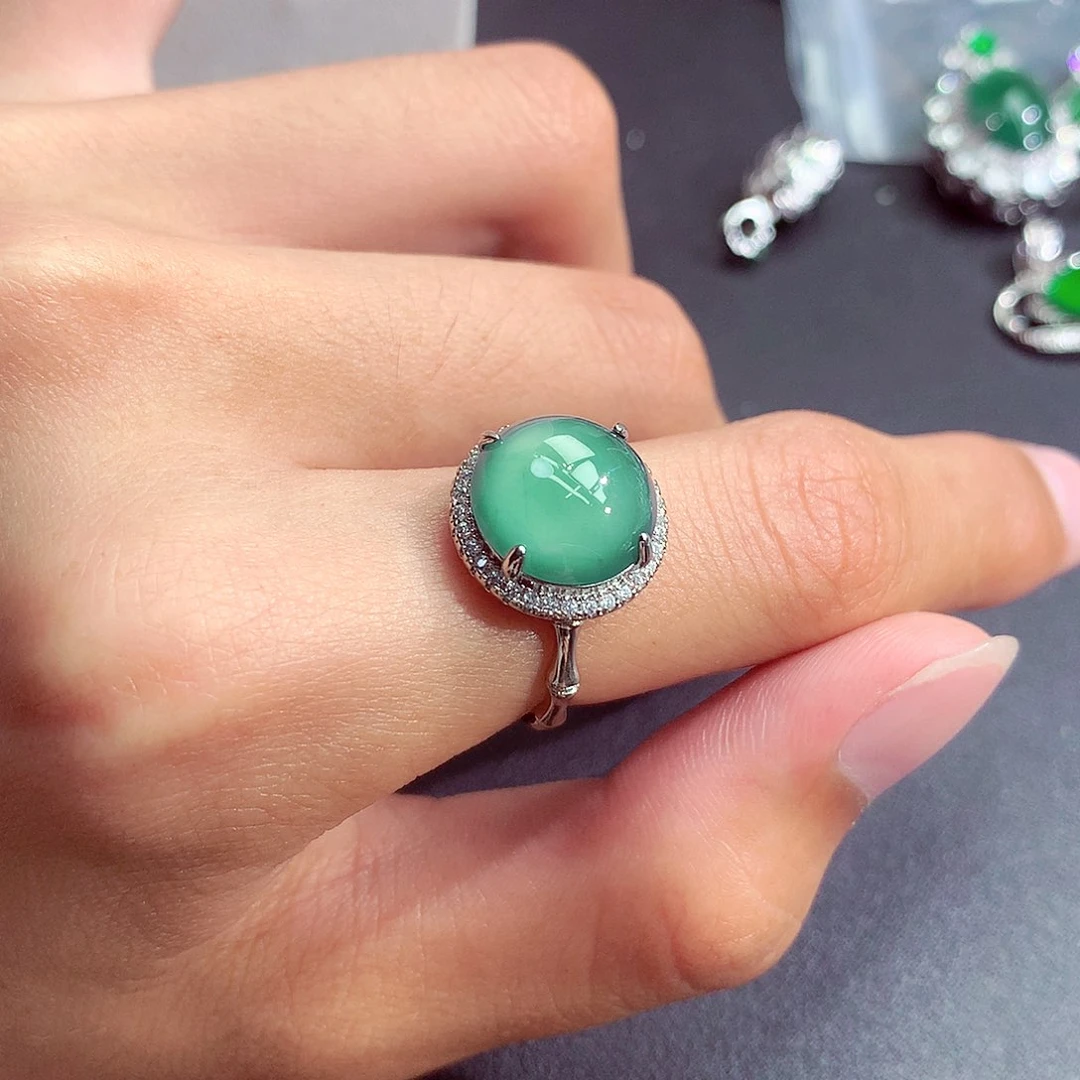 翡翠未镶嵌颈饰戒指