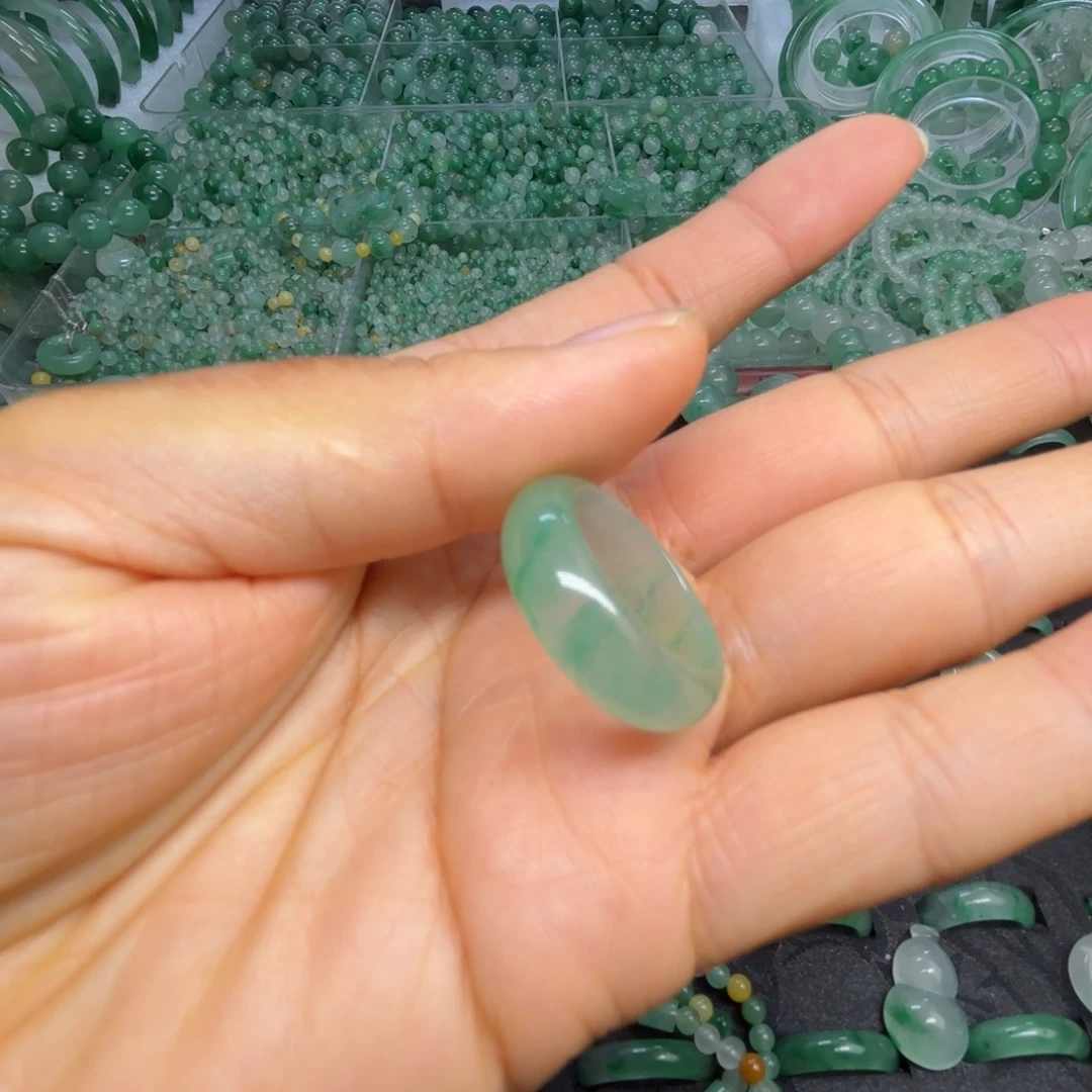 石英质玉（非洲翠）未镶嵌散珠冰甜绿戒指